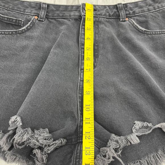 Denim Co Black Cotton High Rise Distressed Frayed 2" Denim Shorts Plus Size 14 - Picture 8 of 9